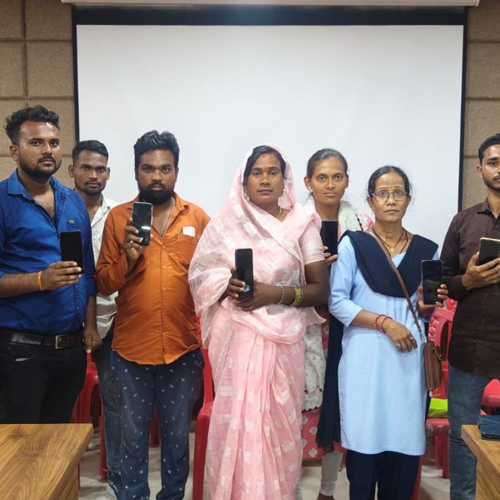 सूरजपुर पुलिस ने बरामद किए 120 मोबाइल:30 लाख के चोरी और गुम हुए फोन मालिकों को लौटाए;साइबर क्राइम से बचाव के लिए किया जागरूक