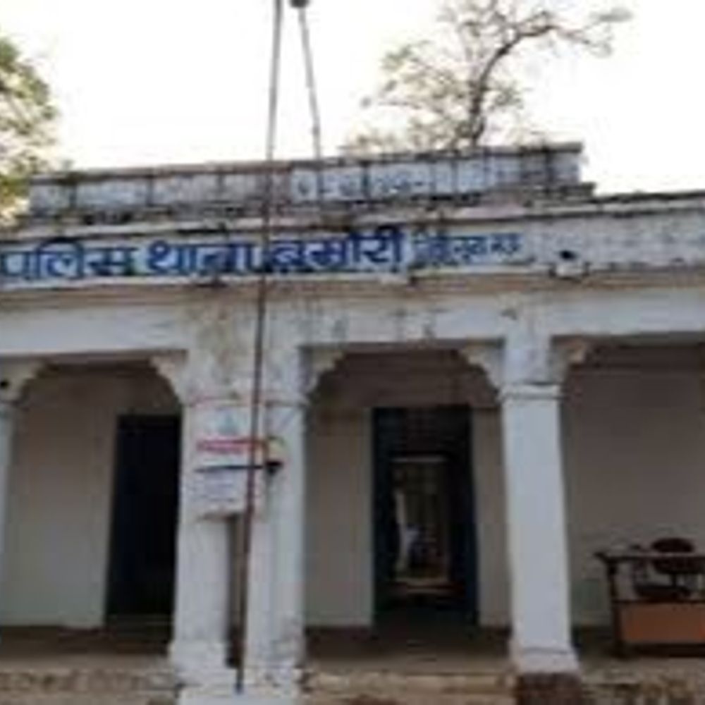 अतिक्रमण रोकने गई फॉरेस्ट टीम को लोगों ने घेरा:मारपीट की कोशिश हुई; गुना में जान बचाकर भागे अधिकारी