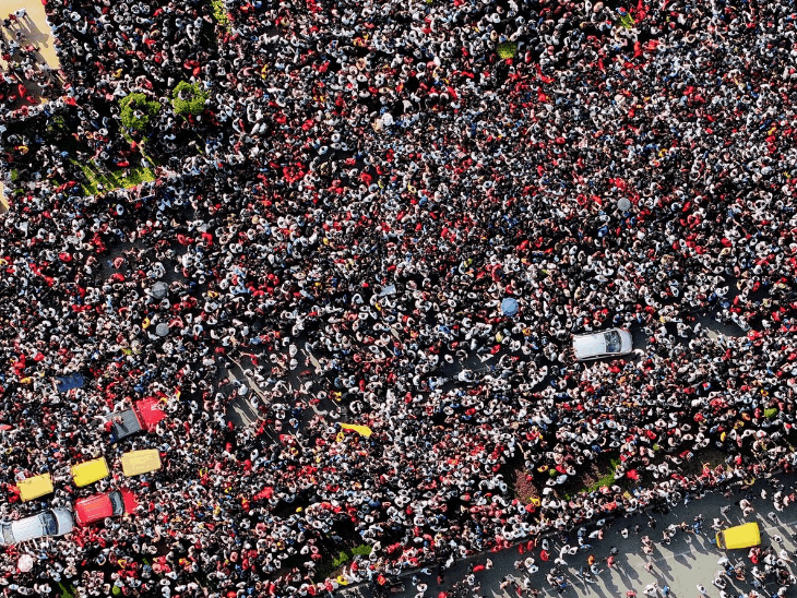 बेंगलुरु भगदड़- कर्नाटक सरकार ने RCB को जिम्मेदार बताया:परेड की इजाजत नहीं ली, कोहली का वीडियो डालकर लोगों को बुलाया; फ्री पास से भीड़ बेकाबू हुई