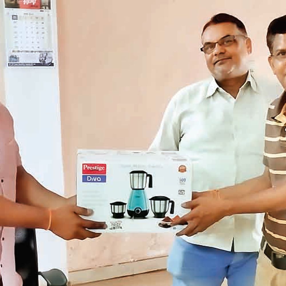 लोहरसी गुरूर के फिरंता निर्मलकर को पुरस्कार में मिला मिक्सर ग्राइंडर