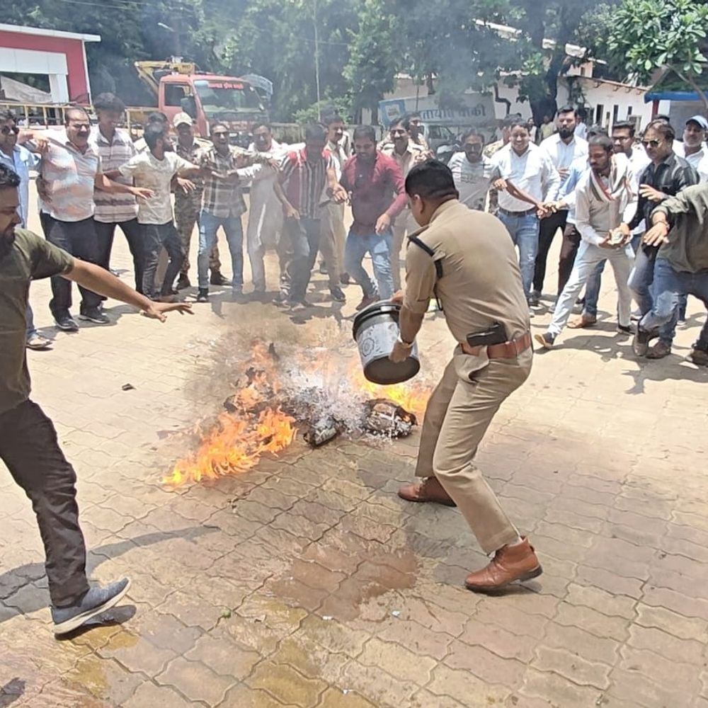 ED कार्रवाई के खिलाफ कांग्रेस का प्रदर्शन:धमतरी में ईडी-भाजपा का पुतला जलाया; बोले- कोई सबूत नहीं, सिर्फ परेशान किया जा रहा
