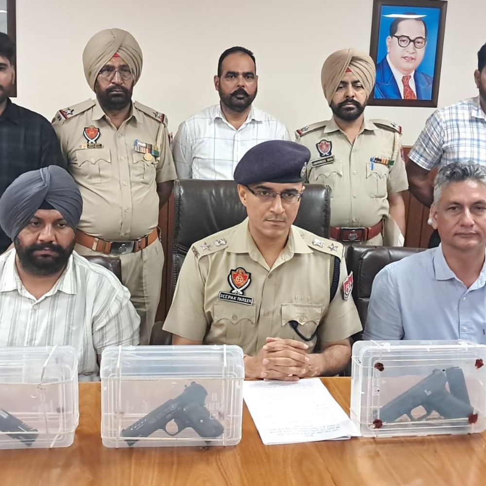 तरनतारन में 3 अंतरराष्ट्रीय हथियार तस्कर गिरफ्तार:2 विदेशी पिस्टल बरामद, पाकिस्तान से ड्रोन के जरिए मंगवाते थे