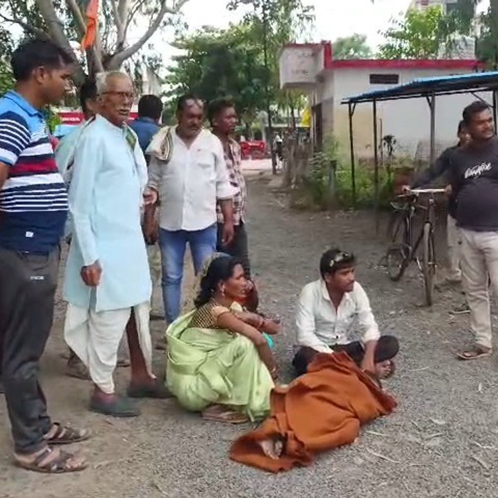 बच्ची तड़पती रही, तीन घंटे तक नहीं मिली एम्बुलेंस:नरसिंहपुर के गाडरवारा सिविल अस्पताल में बिना बैटरी खड़ी थी गाड़ी, परिजन बोले- जानबूझकर निकाली