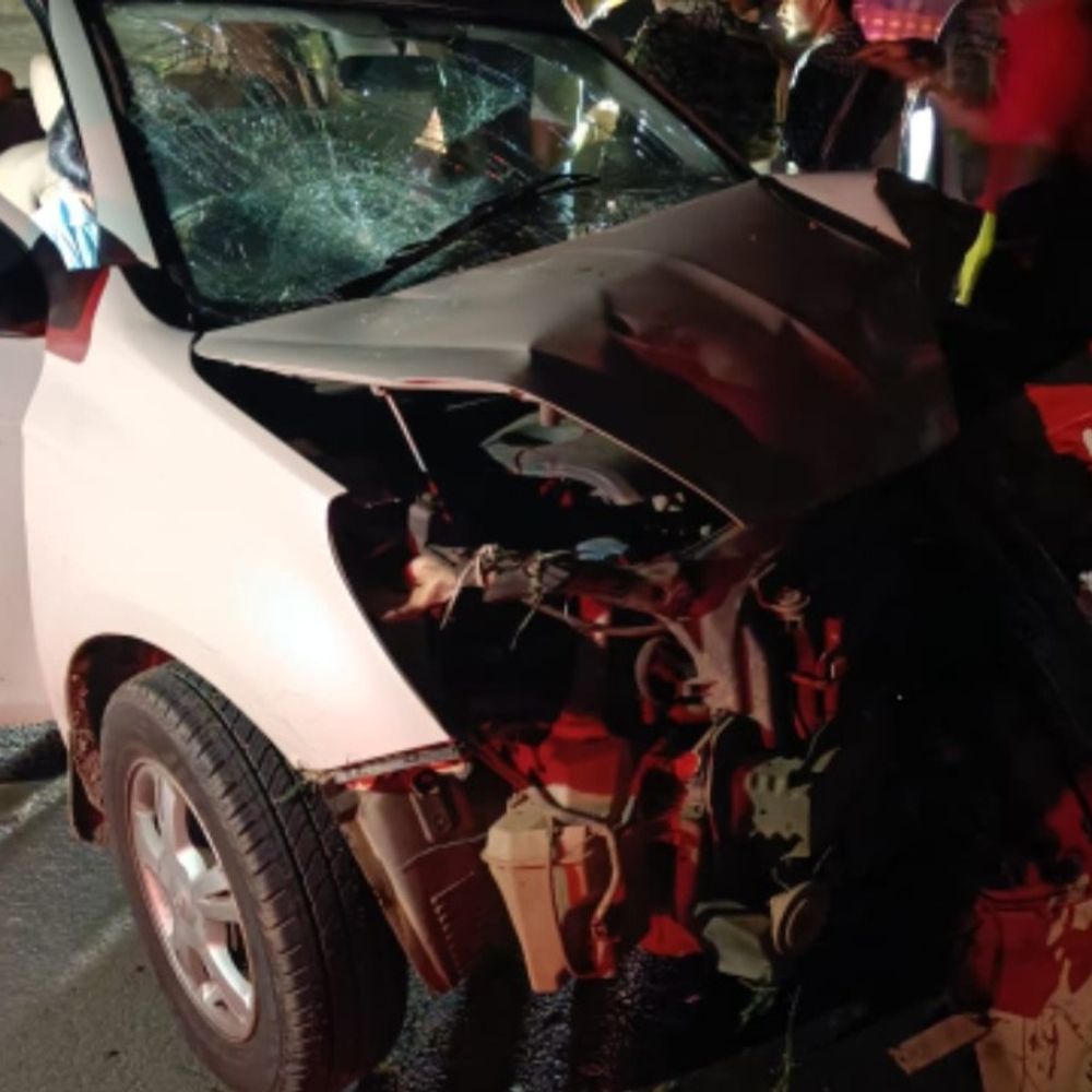 कोंडागांव NH-30 पर कार और बाइक की टक्कर:कार की छत पर लटके बाइक सवार को 8 किमी तक घसीटा,बाइकसवार और कार ड्राइवर की मौत