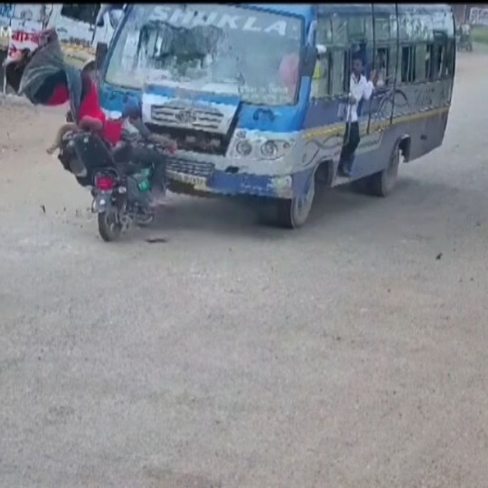 नवागढ़ में बस-बाइक भिड़ंत का LIVE VIDEO:बस से सीधे जा टकराई तेज रफ्तार बाइक, महिला और युवक गंभीर घायल,बस के सामने का शीशा टूटा