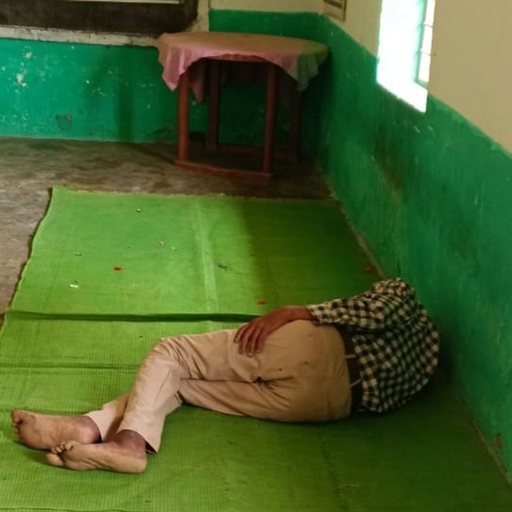 स्कूल आया, साइन किया फिर शराब पीने चला गया हेडमास्टर:कांकेर में ग्रामीणों ने जताई नाराजगी, VIDEO बनाकर वायरल किया