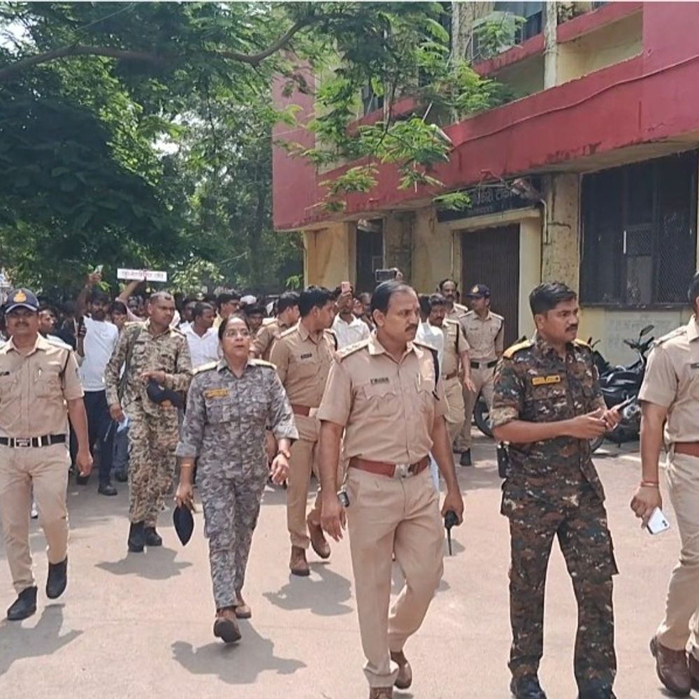 टीकमगढ़ एसपी और थाना प्रभारी को हटाने अड़ा कुशवाहा समाज:रैली निकालकर किया कलेक्ट्रेट का घेराव, पुलिस अफसरों पर पक्षपात करने का आरोप