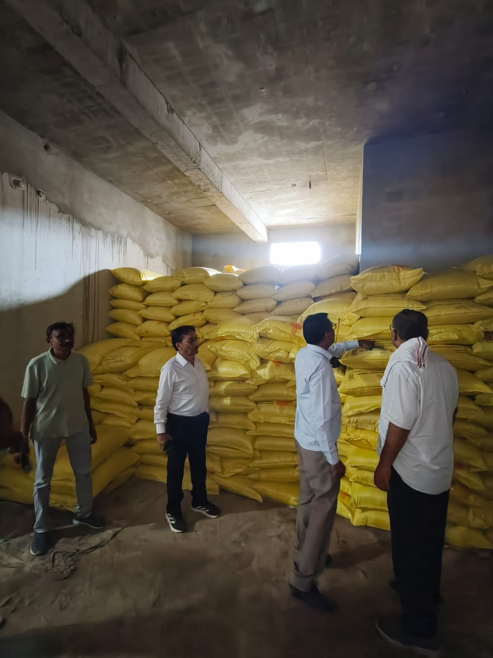 आधा दर्जन खाद दुकानों में छापामार कार्रवाई,खाद गोदाम सील,लाइसेंस निलंबित