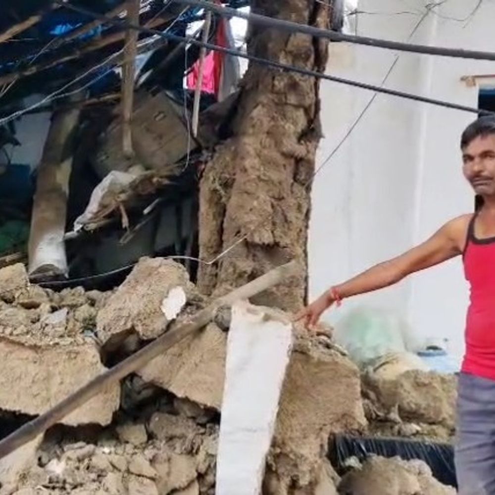 शिवपुरी के अनंतपुर में कच्चा मकान गिरा, 1 घायल:तीन लोग अंदर थे, समय रहते बाहर निकले; घरेलू सामान और राशन मलबे में दबा