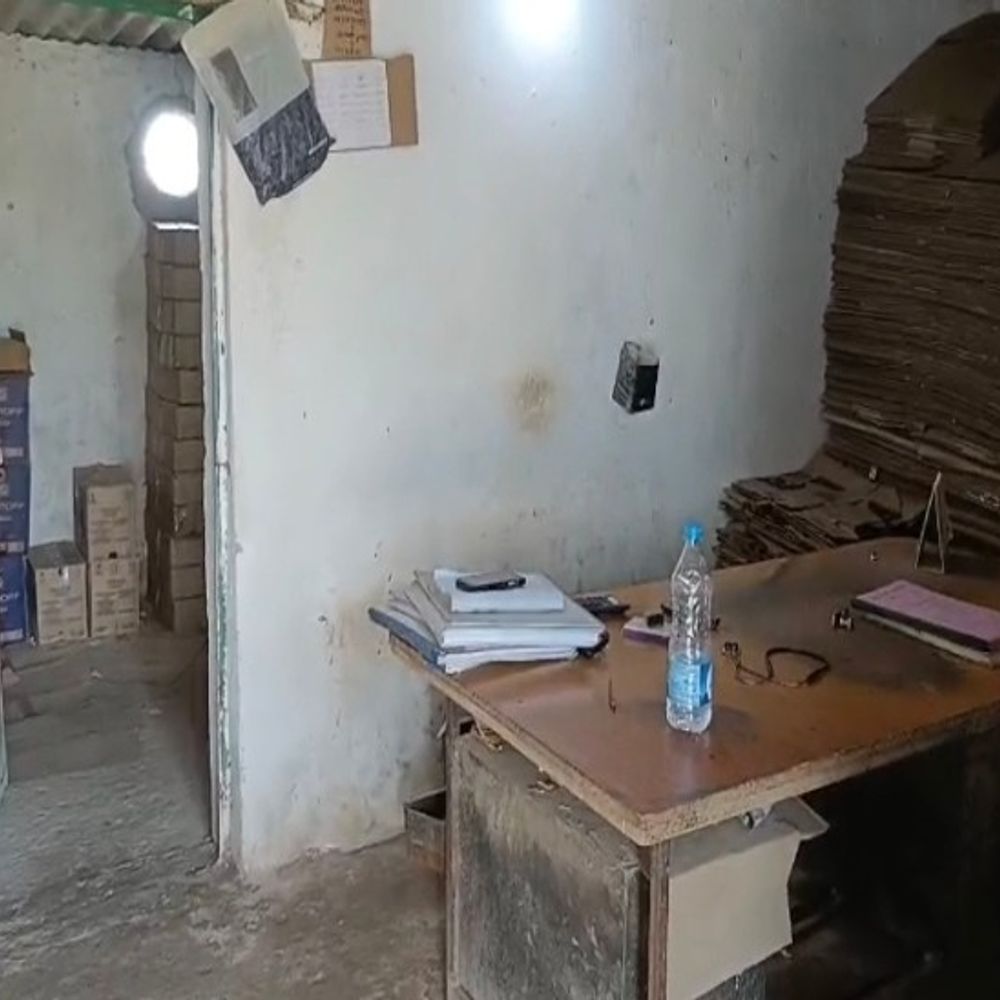 चोरों ने लॉकर तोड़कर चुराए 2.42 लाख, सोते रहे गार्ड:जांजगीर-चांपा में देसी शराब दुकान में चोरी, वारदात के पहले काटे CCTV के तार