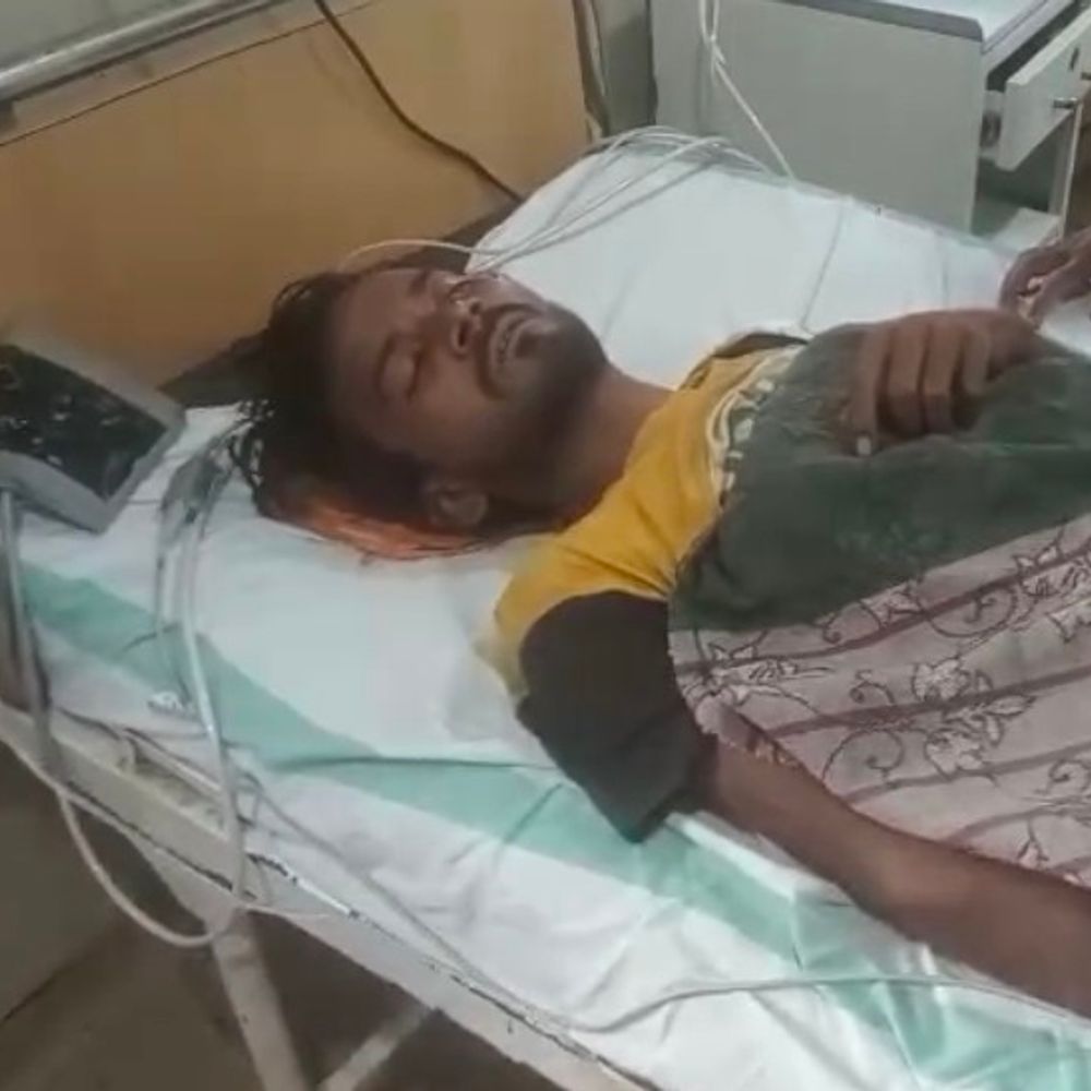 सीधी में फोर व्हीलर ने ठेले को मारी टक्कर:ठेला मालिक घायल, 10 हजार की सब्जियां बर्बाद, आरोपी ड्राइवर फरार