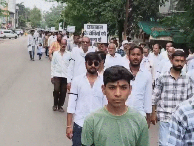 करणी सेना पर लाठीचार्ज के विरोध में हरदा बंद:मौन रैली में 7 हजार से ज्यादा लोग शामिल हुए, पुलिसकर्मियों को निलंबित करने की मांग