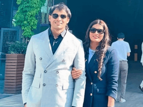 नीरज चोपड़ा शादी के बाद पहली बार पत्नी संग दिखे:तस्वीरें शेयर कीं, पानीपत के गोल्डन बॉय ने टेनिस प्लेयर से सीक्रेट मैरिज की थी
