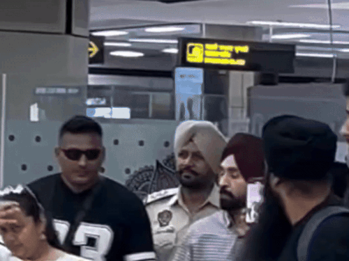 फिल्म कंट्रोवर्सी के बाद पहली बार पंजाब पहुंचे दिलजीत दोसांझ:प्राइवेट जेट से पहुंचे, मर्सिडीज में निकले; फैंस से मिले, स्टाफ को फोटो की मनाही