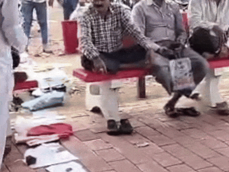 सिवनी में एक घंटे में खत्म हो रहा स्टॉक:सुबह से खाद के लिए लाइन में खड़े किसान; जिले में यूरिया की किल्लत