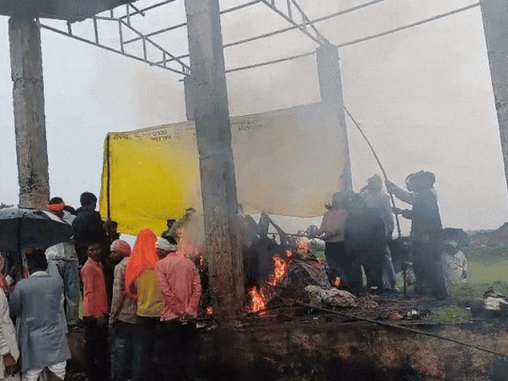 गुना में बारिश में तिरपाल डालकर करना पड़ा अंतिम संस्कार:सांप के काटने से हुई थी बुजुर्ग की मौत; रातभर घर से बाहर खड़ा रहा परिवार