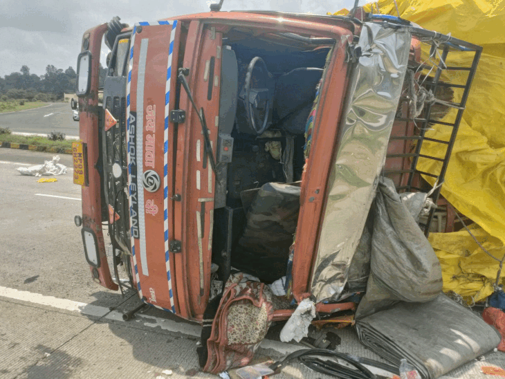 बैतूल में इंदौर-उड़ीसा जा रहा ट्रक पलटा, 2 घायल:गाय को बचाने के चक्कर में हादसा; भोपाल हाईवे पर माइलस्टोन उखड़ा, कंडक्टर जख्मी