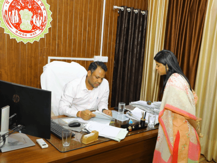 सोनकच्छ तहसीलदार को शोकॉज नोटिस, रीडर की सैलरी रोकी:देवास कलेक्टर ने मिडिल स्कूल में बच्चों को गणित पढ़ाया