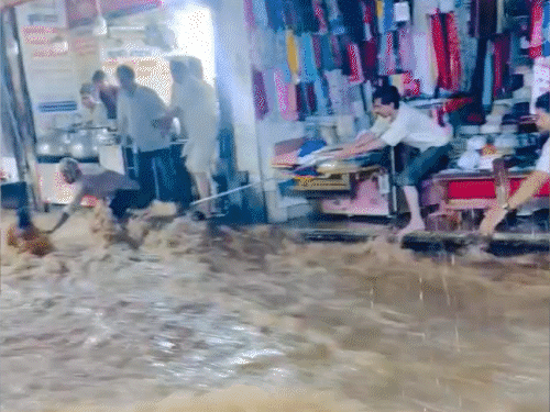 अजमेर में भारी बारिश, घरों में पानी भरा, लोग बहे:6 जिलों में स्कूल बंद, 4 दिन में 23 की मौत; यूपी के काशी में 30 हजार घर डेंजर जोन में