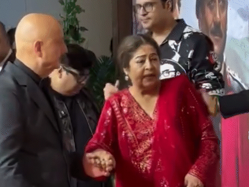 ‘तन्वी द ग्रेट’ के प्रीमियर में पहुंचीं किरण खेर:पत्नी को संभालते नजर आए अनुपम खेर, फैंस ने हेल्थ को लेकर जताई चिंता