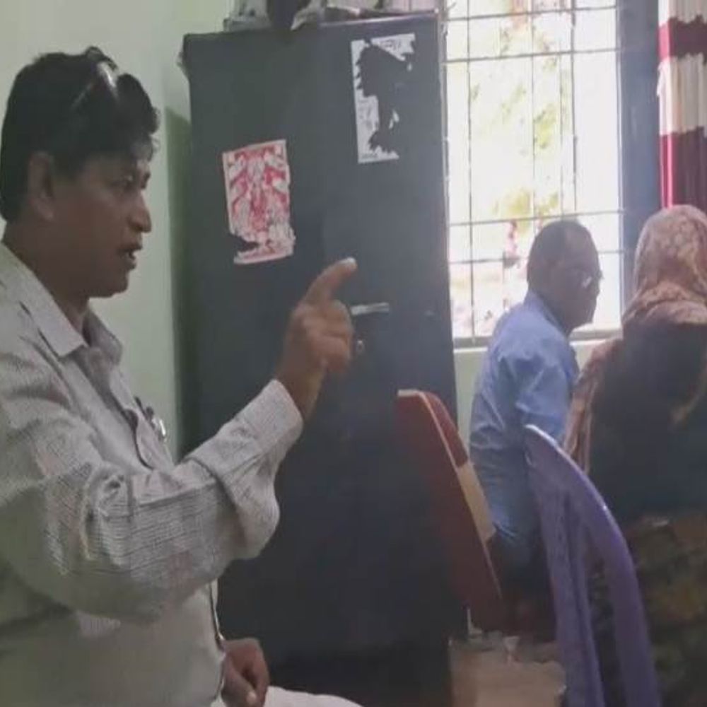 बालोद में शराब के नशे में पंचायत पहुंचे अधिकारी:महिला सरपंच और पंच से किया विवाद, SDM से हुई शिकायत