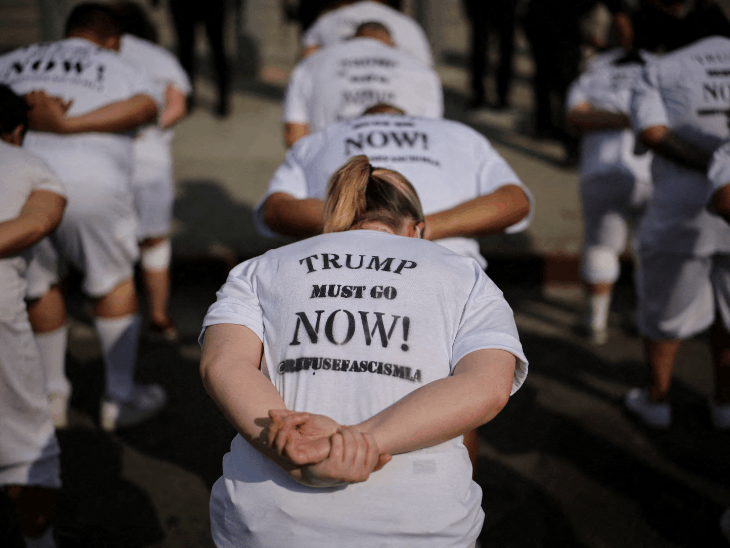 शिकागो में ट्रम्प की नीतियों के खिलाफ बड़ा विरोध-प्रदर्शन:हजारों लोग सड़कों पर उतरे, ट्रम्प को तनाशाह बताते हुए मार्च निकाला