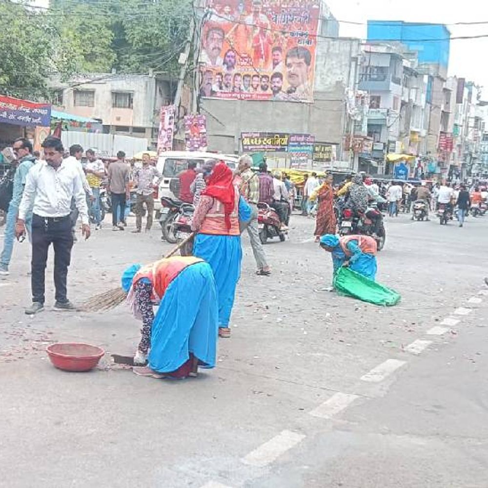 सम्मान समारोह के दौरान फैले कचरे को तुरंत किया साफ:इंदौर के लोगों से मेयर की अपील- कचरा गाड़ी आए तो सफाई मित्रों का स्वागत करें