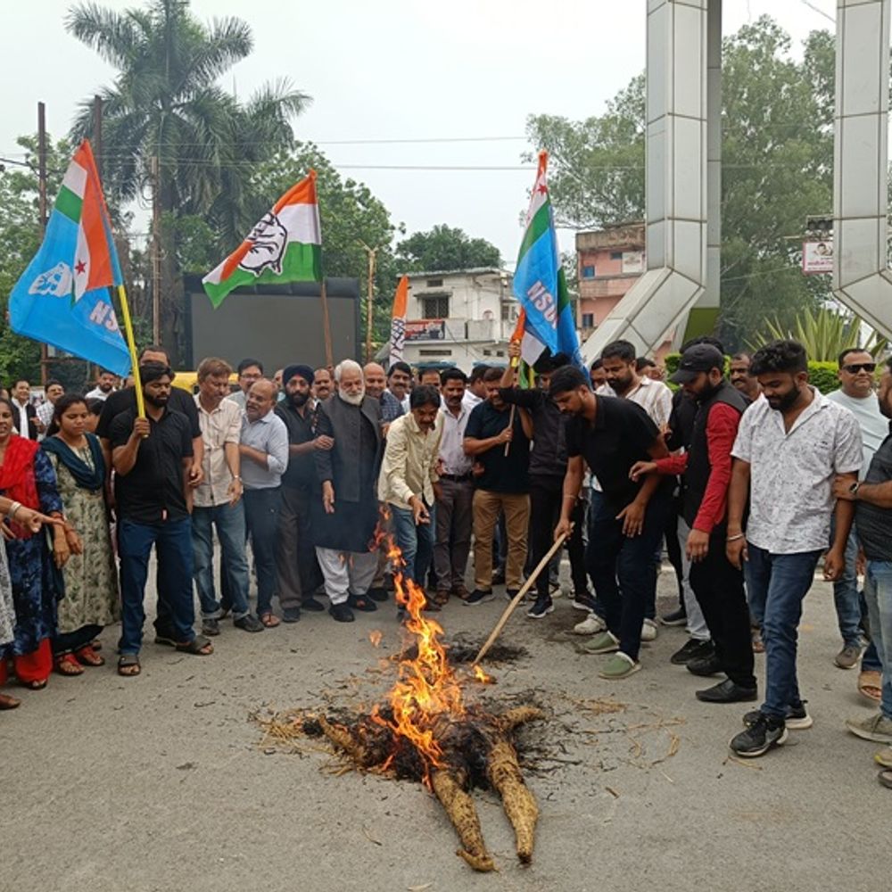 चैतन्य की गिरफ्तारी पर कांग्रेस ने फूंका ED का पुतला:सरगुजा में कांग्रेसी बोले-भूपेश ने अडाणी के खिलाफ सदन में मुद्दा उठाया,इसलिए हुई कार्रवाई