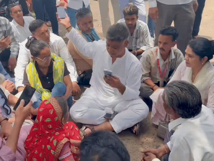 स्मार्ट मीटर को लेकर बिजली दफ्तर का घेराव:भोपाल के गोविंदपुरा में कांग्रेसियों का प्रदर्शन; बोले- यह डाका डालने का तरीका